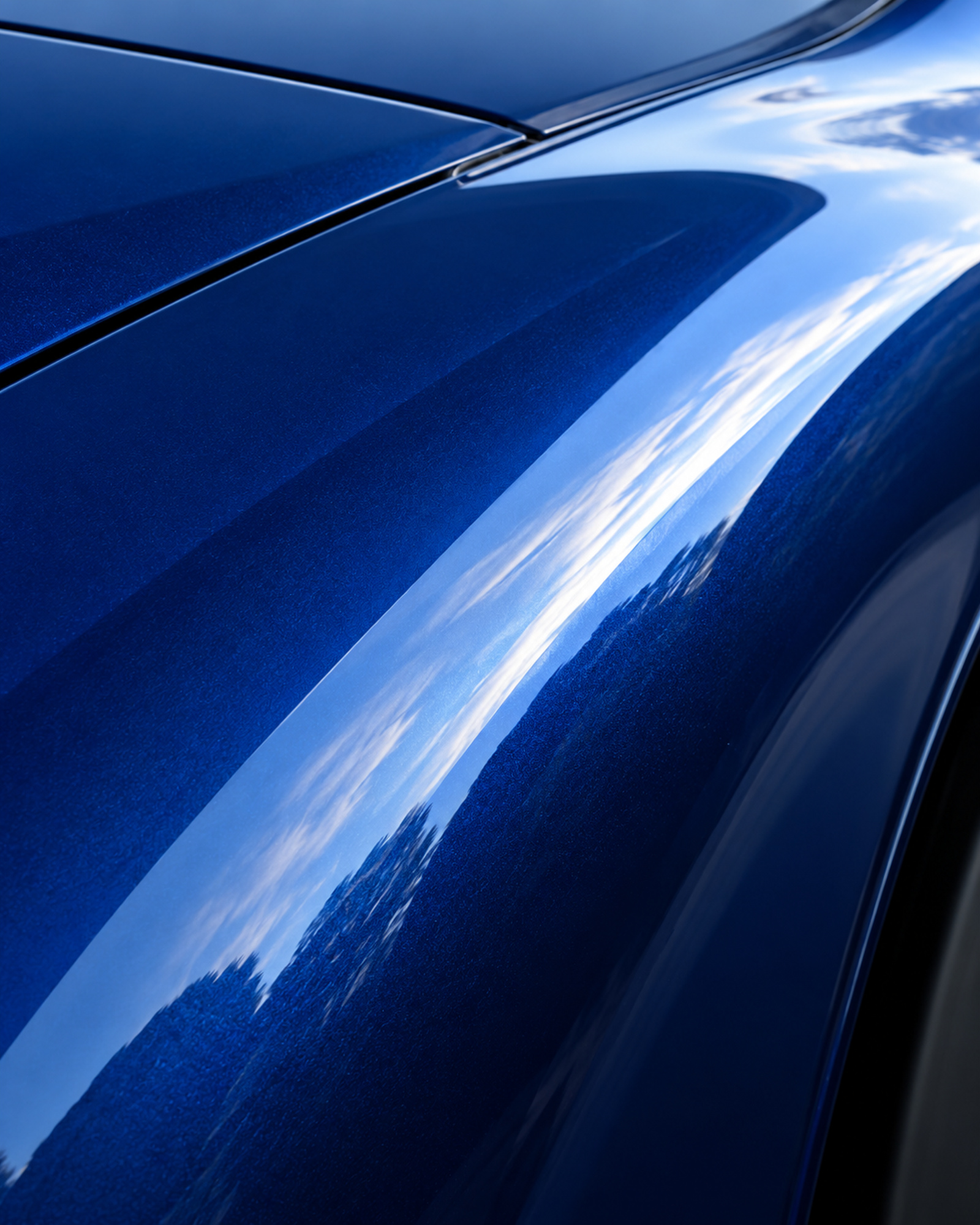 Reflet du ciel sur une carrosserie bleu profond